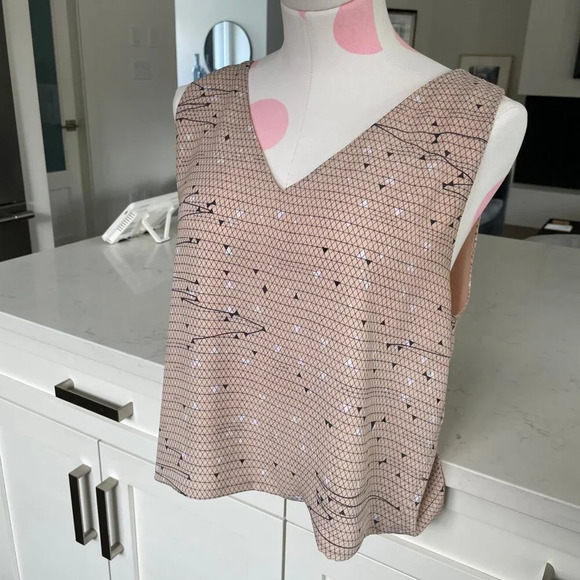 Aritzia Babaton Murphy Slvless VNeck Lined Print Cropped Top Lt. Pk Blk Wht Sz M - Picture 2 of 9